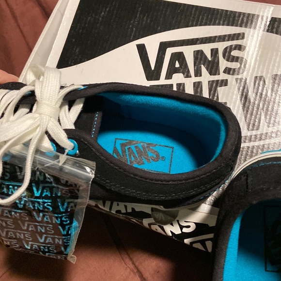 Women’s Vans Brand Laced Tennis Shoes.  NWT! - Picture 11 of 16